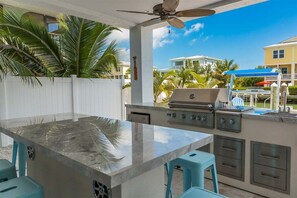 Terrace/patio - Casa Del Mar~ Luxury Pool Home w/ Kayaks and Bikes! (Marathon)