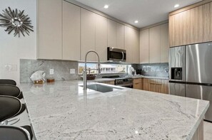 Fridge, microwave, oven, stovetop - Casa Del Mar~ Luxury Pool Home w/ Kayaks and Bikes! (Marathon)