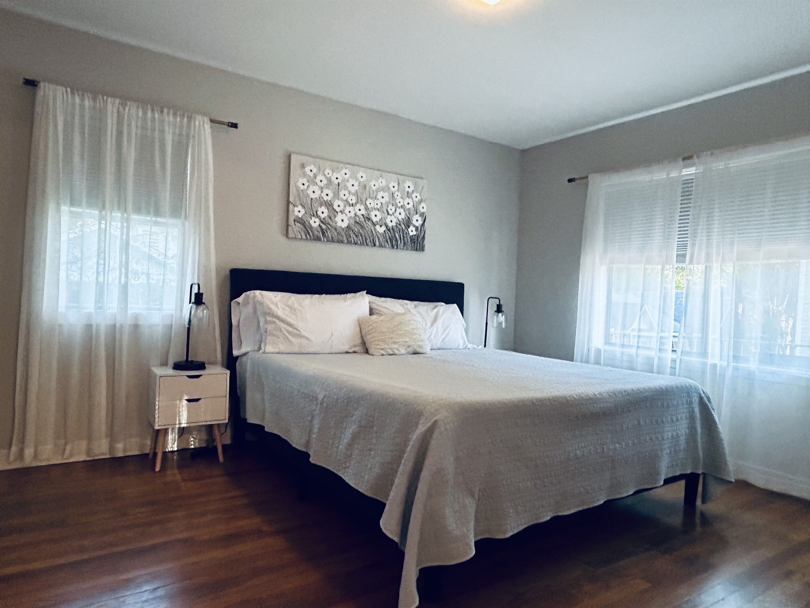 2 habitaciones, escritorio, tabla de planchar con plancha y wifi gratis 