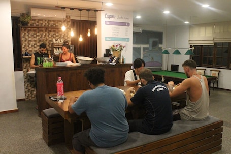 42-英寸LED 电视 (配备有线频道)、电视