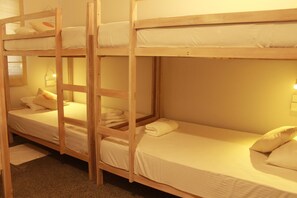 مكتب ومكواة/لوح كي وواي فاي مجانًا وملاءات أسرّة