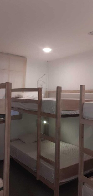 Desk, iron/ironing board, free WiFi, bed sheets - Layover Colombo - Hostel (Colombo)