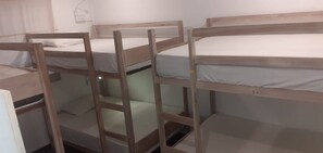Escritorio, tabla de planchar con plancha, wifi gratis y ropa de cama 