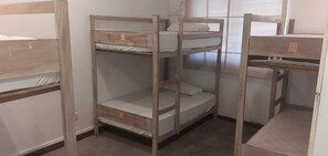 Escritorio, tabla de planchar con plancha, wifi gratis y ropa de cama 