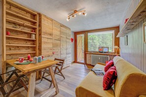 Standard Studio, Mountain View (Studio Abete Rosso 500m From Ski) | Living area | 21-inch flat-screen TV with cable channels, TV - Studio Abete Rosso 500m From Ski (Sauze d'Oulx)