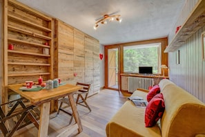21-inch flat-screen TV with cable channels, TV - Studio Abete Rosso 500m From Ski (Sauze d'Oulx)