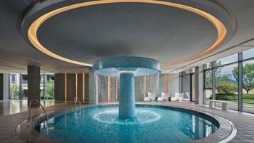 Een binnenzwembad, een seizoensgebonden buitenzwembad