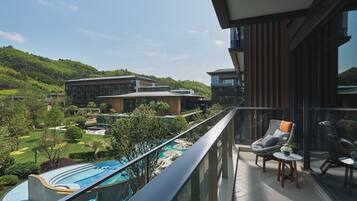 Minibar, blackout drapes, free WiFi, bed sheets