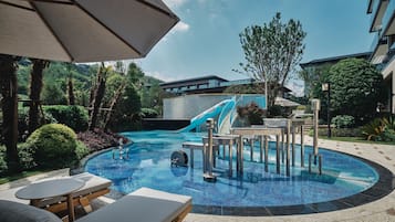 Una piscina techada, una piscina al aire libre de temporada