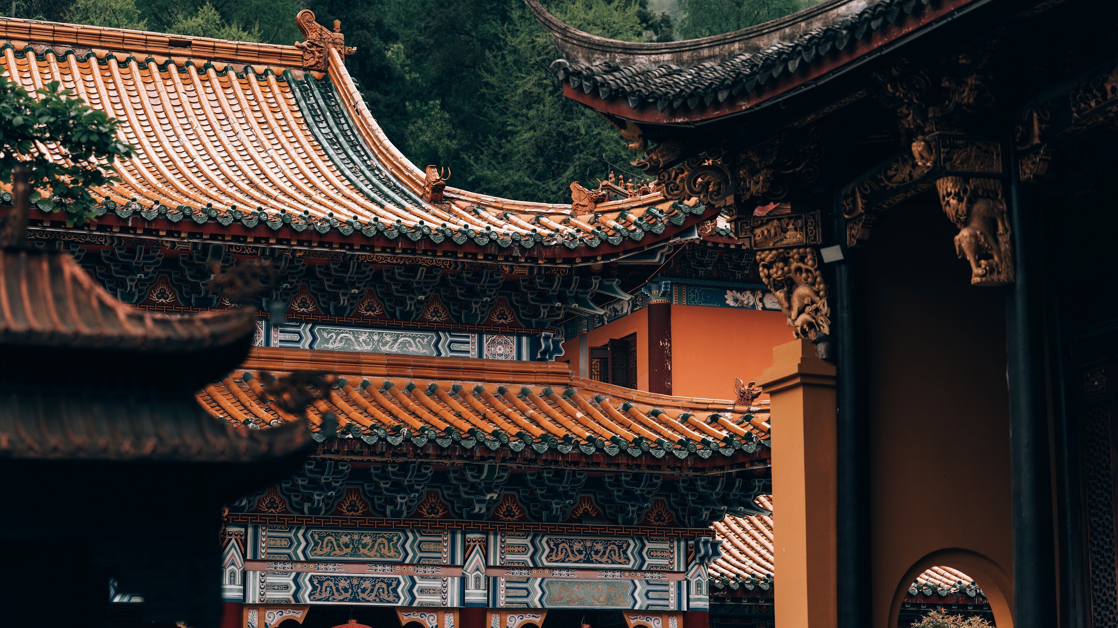 Un edificio tradicional chino con tejas ornamentales y detalles arquitectónicos intrincados.