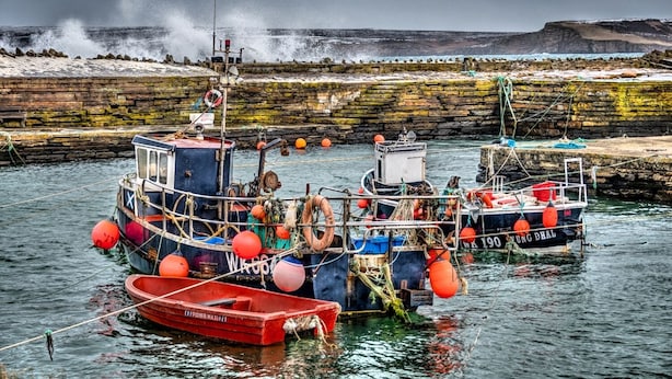 A harbor with boats docked, a rocky breakwater, and a stormy sea. - 10 minutes from the local beach great surfing beach
License Nr.HI-00282-F (Thurso)