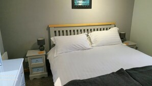 2 bedrooms, iron/ironing board, free WiFi, bed sheets - 10 minutes from the local beach great surfing beach
License Nr.HI-00282-F (Thurso)