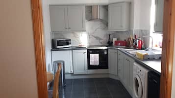 Een koelkast, een microgolfoven, een oven, een kookplaat