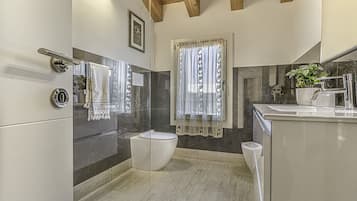 Dusche, Haartrockner, Bidet, Handtücher