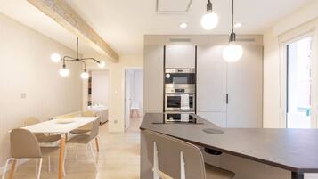 Réfrigérateur, micro-ondes, four, plaque de cuisson