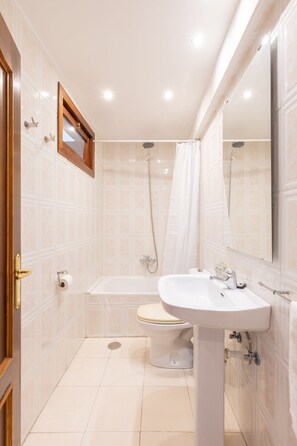 Badekar, hårtørrer, bidet, håndklæder