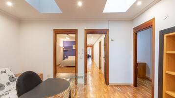 3 habitaciones, escritorio, tabla de planchar con plancha y wifi