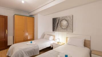 2 dormitorios, tabla de planchar con plancha, wifi y ropa de cama