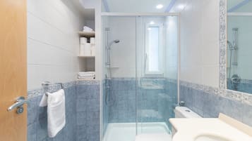 Een douche, een haardroger, handdoeken