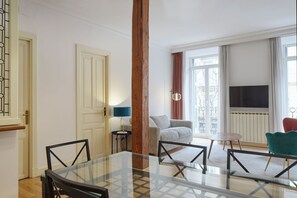 TV - Catedral | The Rentals Collection (San Sebastián)