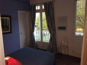 4 habitaciones, escritorio y tabla de planchar con plancha 