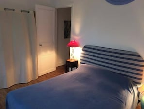 4 chambres, bureau, fer et planche à repasser, lit parapluie