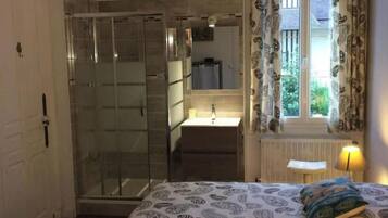 4 bedrooms, desk, iron/ironing board, travel crib