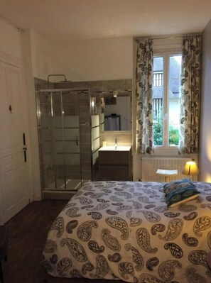 4 sovrum, skrivbord, strykjärn/strykbräda och resesäng