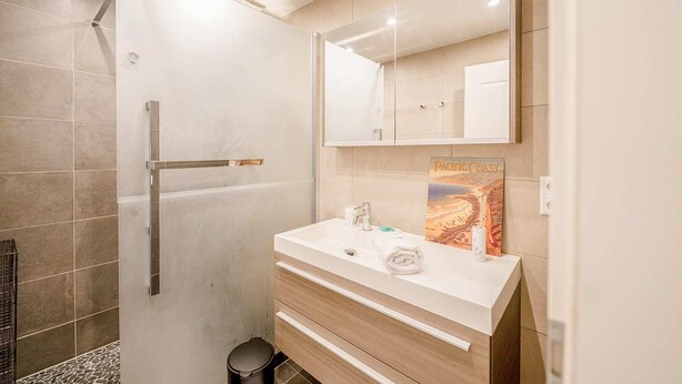Apartment | Bathroom | Shower, free toiletries, hair dryer, towels - Ideal for Work Great WiFi & Parking (Luxembourg City)
