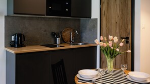 Studiolejlighed (25) | Privat køkken | Køleskab, kogeplade, elkedel, køkkentøj/tallerkener/redskaber