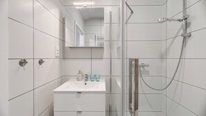 Departamento (37A with roof terrace) | Baño | Regadera y toallas 