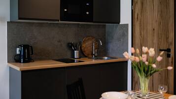 Studio (25) | Private kitchen | Fridge, stovetop, electric kettle, cookware/dishes/utensils