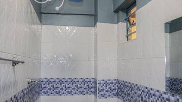 Habitació doble Deluxe | Bany | Dutxa, capçal de dutxa tipus cascada i articles de tocador gratuïts