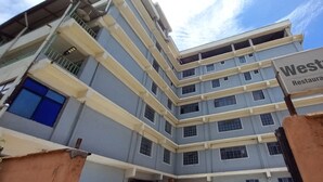 Un edificio de varios pisos con un cartel que indica 'Westview Suites', mostrando que es un restaurante.