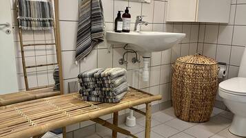 Penthouselejlighed for 4 Personer. (Frk. Rahbek På 2.) | Baño | Regadera, secadora de cabello, batas, toallas