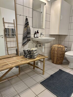 Penthouselejlighed for 4 Personer. (Frk. Rahbek På 2.) | Bathroom | Shower, hair dryer, bathrobes, towels