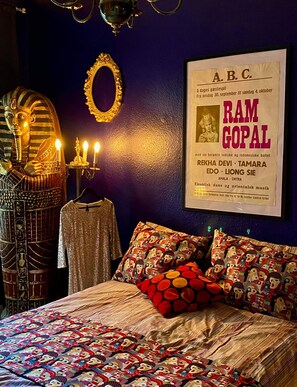 Enkeltværelse med fælles badeværelse. (Rekvisitrummet) | Ropa de cama