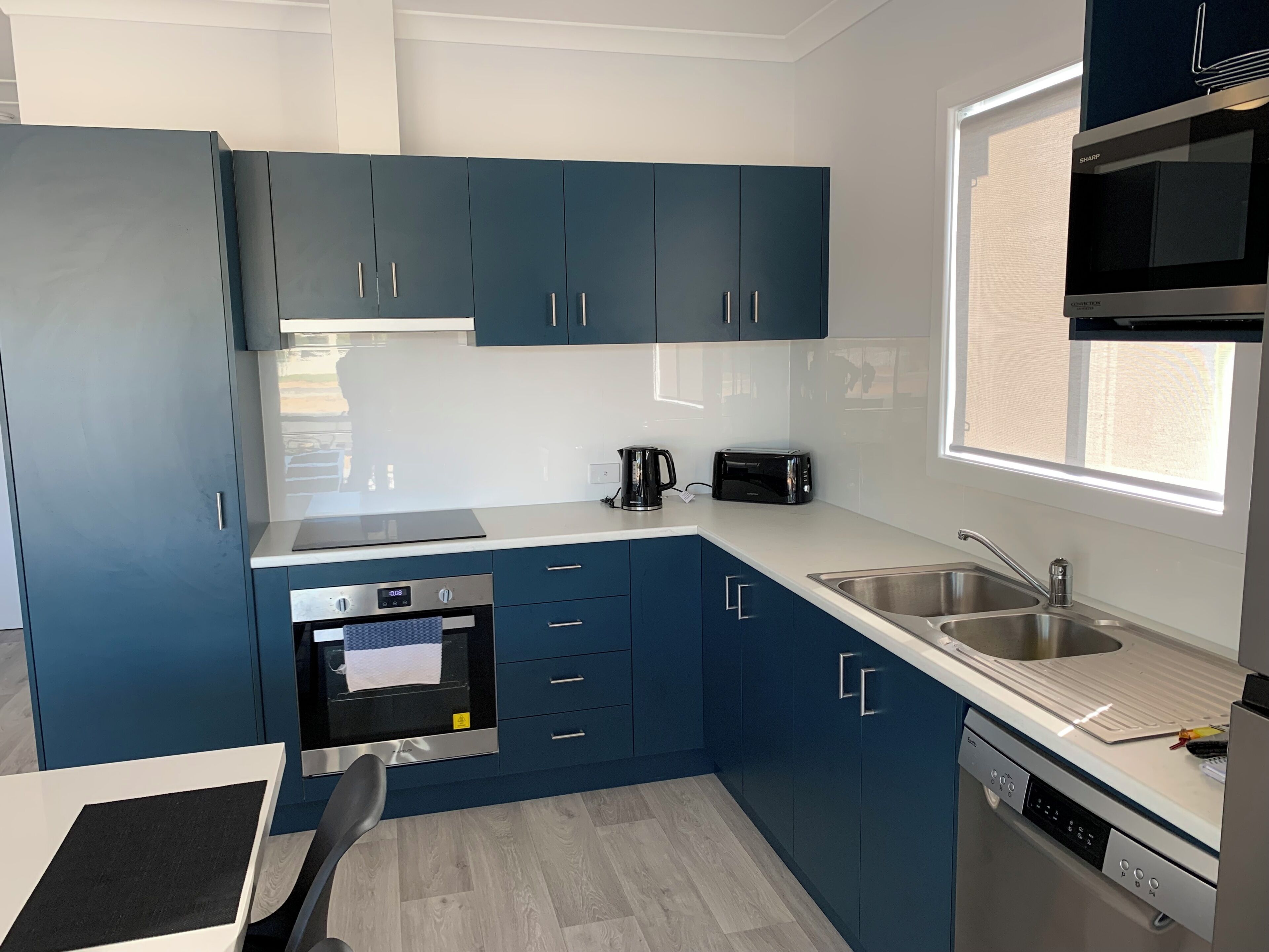 Exclusieve chalet (Whale) | Privékeuken | Een koelkast met diepvriezer, een microgolfoven