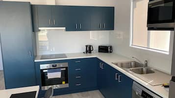 Exclusieve chalet (Whale) | Privékeuken | Een koelkast met diepvriezer, een microgolfoven