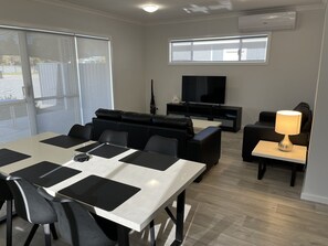 Flat-screen TV - Jurien Beachfront Chalets (Jurien Bay)
