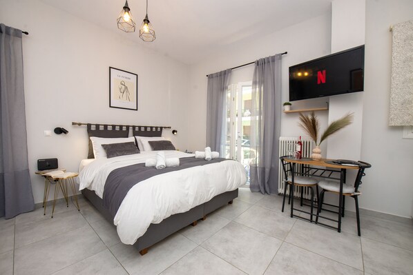Deluxe Studio | Premium bedding, soundproofing, iron/ironing board, free WiFi - Celestina Corfu Town Apartment (Corfu)
