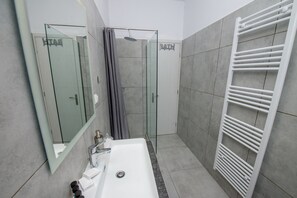 Studio Deluks | Kamar mandi | Shower, perlengkapan mandi gratis, pengering rambut, dan sandal