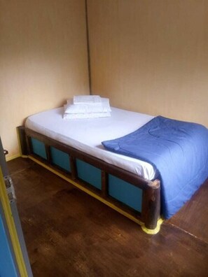 1 soverom, skrivebord og sengetøy