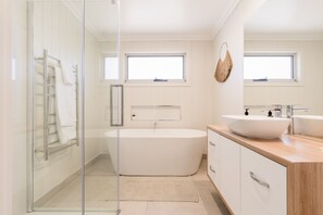 Banheira, secador de cabelo, toalhas de banho 