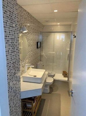 Dusj, hårføner, håndklær og toalettpapir
