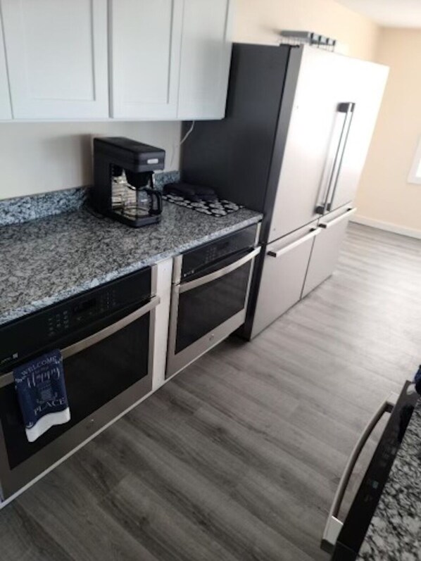 Refrigerador, microondas, horno y parrilla de estufa 