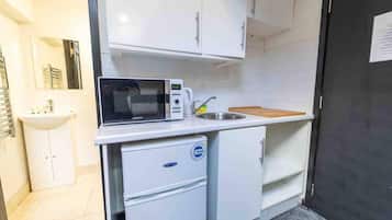 Studio | Private kitchen | Fridge, microwave, oven, stovetop