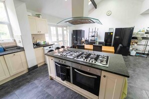 House | Private kitchen | Fridge, microwave, oven, stovetop - Cosy Room Walking Distance to the City (Birmingham)