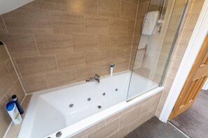 House | Bathroom | Shower, deep soaking tub, towels - Cosy Room Walking Distance to the City (Birmingham)