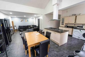 Maison | Cuisine privée | Réfrigérateur, micro-ondes, four, plaque de cuisson